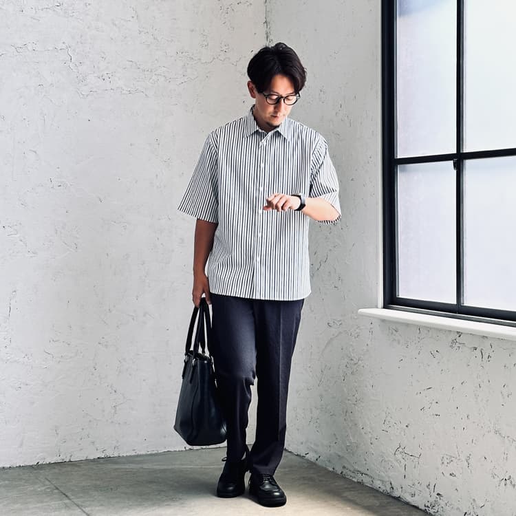 ストライプ×モノトーンでインテリ風コーデ