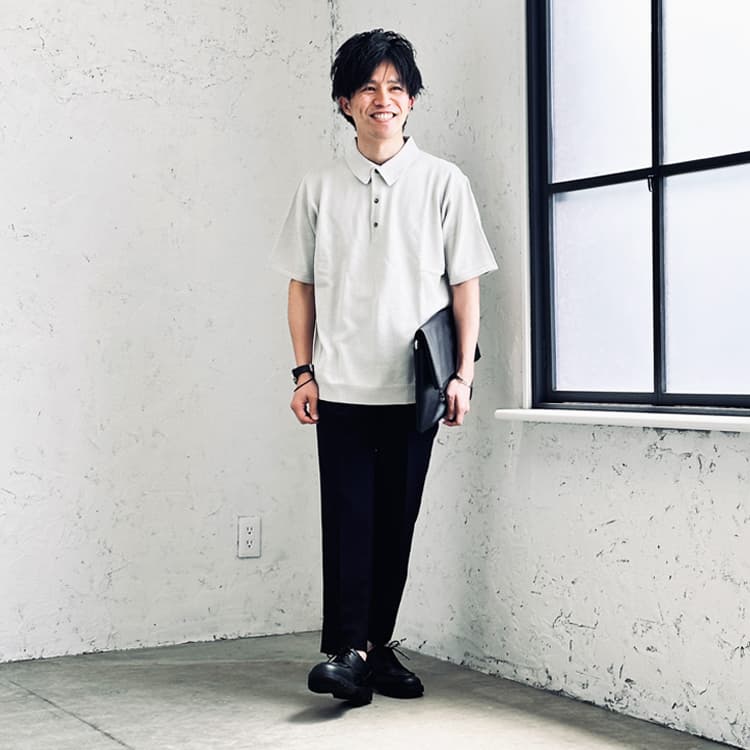ポロシャツ×モノトーンの大人カジュアルコーデ