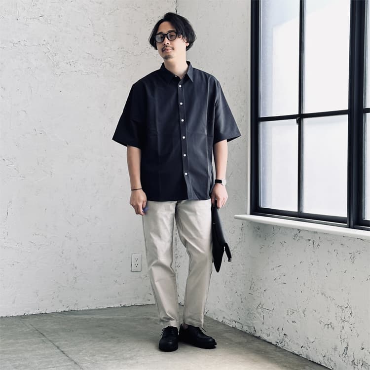 見た目も機能性もいいとこ取り、大人の夏モノトーンコーデ