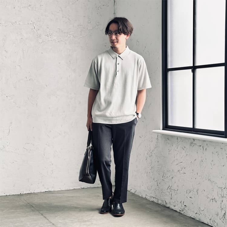 夏仕様の生地で軽やかに。モノトーンのオフィカジスタイル
