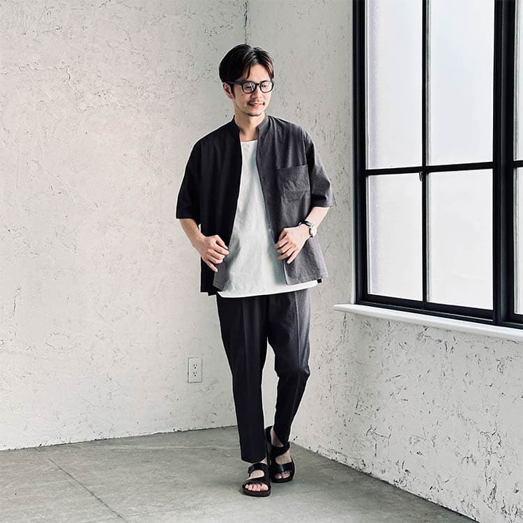 スタイルアップ効果抜群！バンドカラーシャツとテーパードパンツのコンビネーション