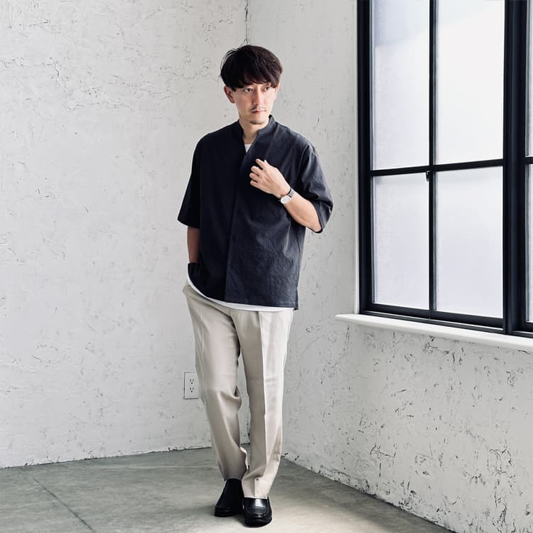 グレー＋暖色で、軽快感ある夏コーデを楽しんで。