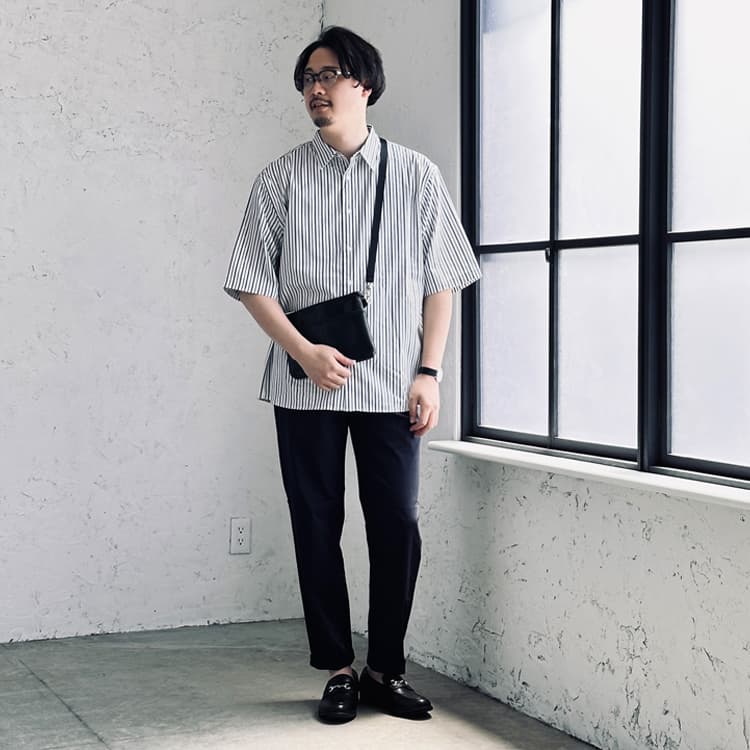 夏らしい半袖シャツを着こなすには、潔くシンプルに。