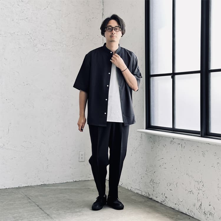 黒が主役のすっきりカジュアルコーデ