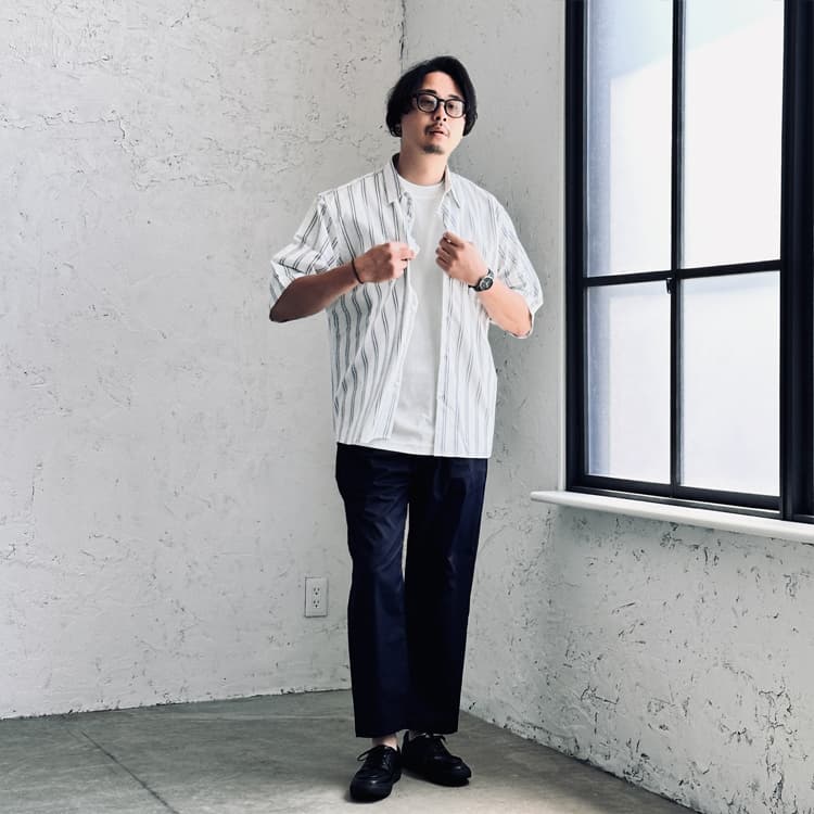 大柄シャツを活かした大人カジュアルコーデ