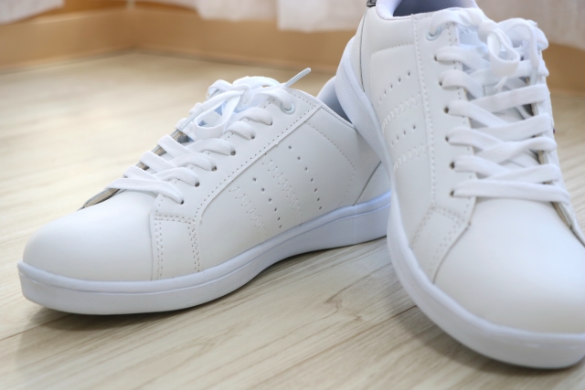 メンズにおすすめの白スニーカー・モテる靴