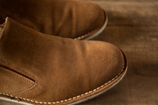 レザーサンダルの素材と印象の違い<