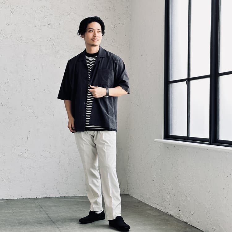 夏に映える！白スラックスとボーダーニットの大人コーデ。