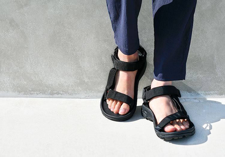 シンプルなスポーツサンダル