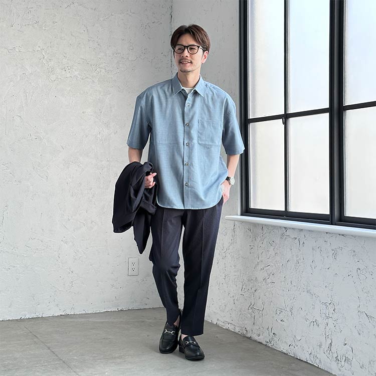 水色のメンズアイテムを使ったコーデ