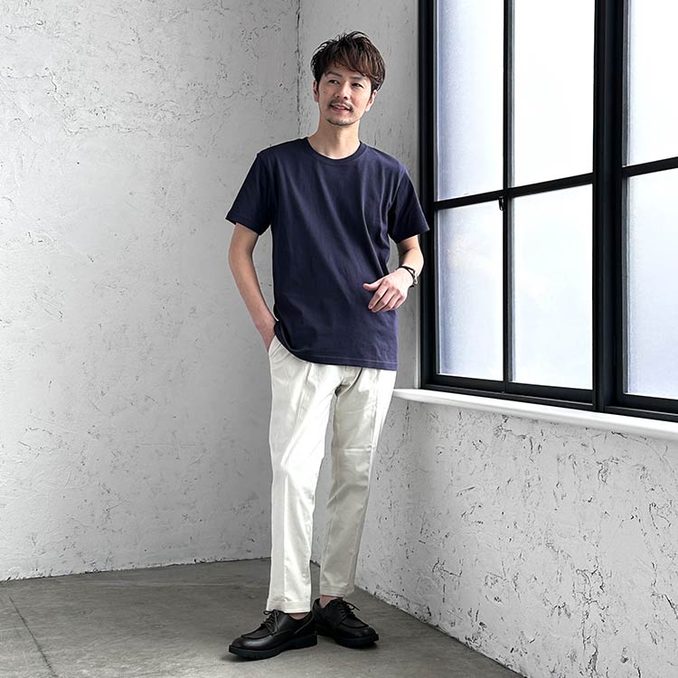 「レザーUチップシューズ」を使ったメンズの夏ネイビーコーデ