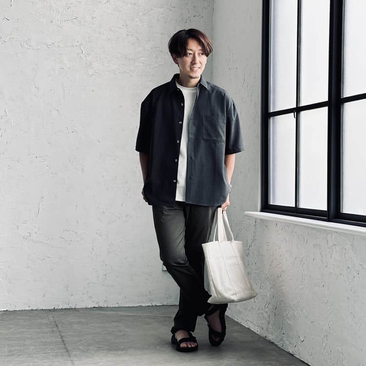 カーキで魅せる大人の抜け感スタイル