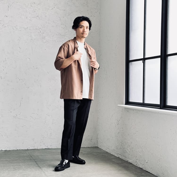 大人の余裕を感じさせる！ブラウンシャツを使ったコーデ
