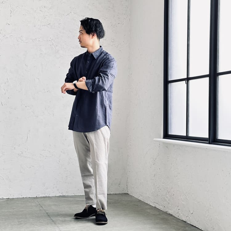 女性を虜にする色っぽさ！ミッドナイトブルーシャツのカジュアルコーデ術