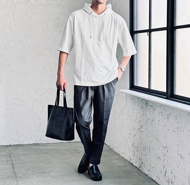 白パーカーを使ったメンズコーデ