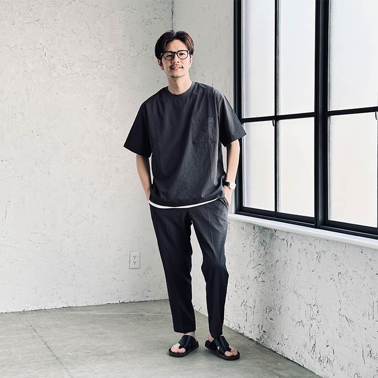 モノトーンセットアップでクールに