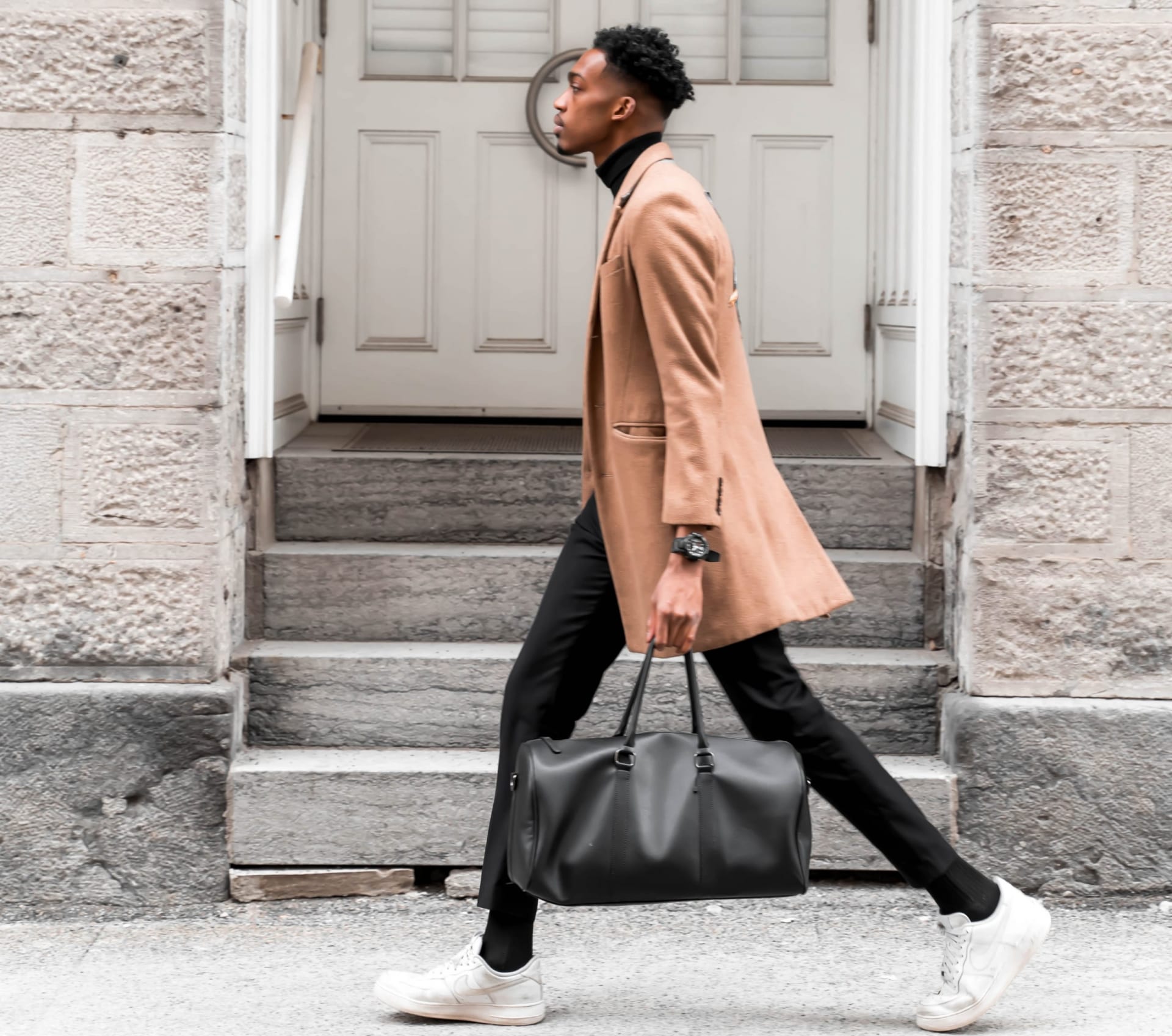 コートを着た男性