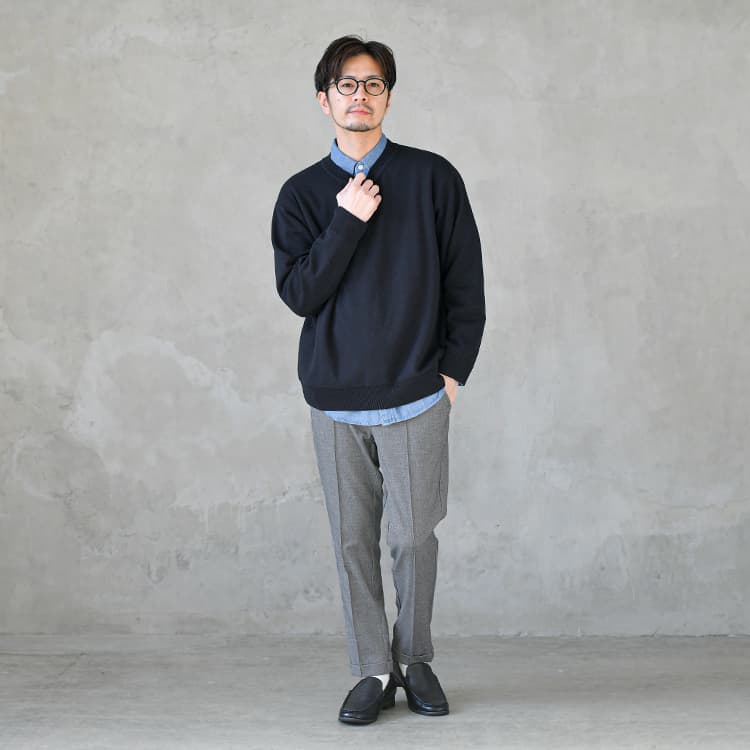 ニットと重ね着をしたデニムシャツメンズコーデ