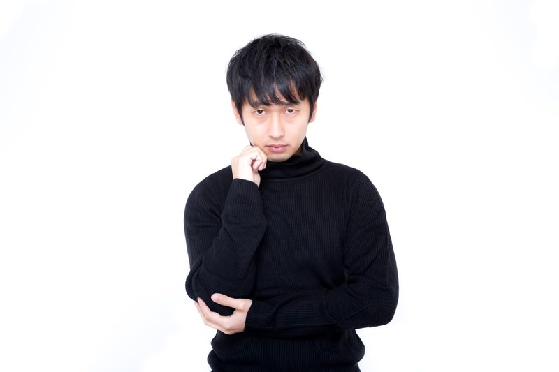 小顔に見せるのに逆効果のファッション