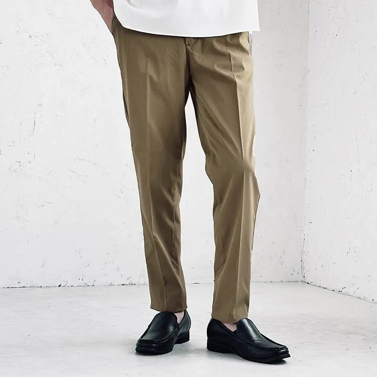 チノパンツとは？デニムパンツ、スラックスとの違いや選び方を解説