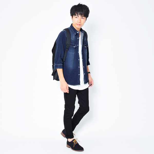 メンズにおすすめのデニムシャツを袖をまくったコーデ