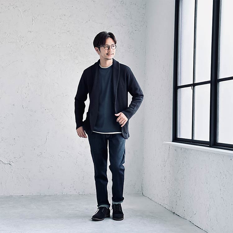 チャコールグレーを生かしたオシャレメンズコーデ