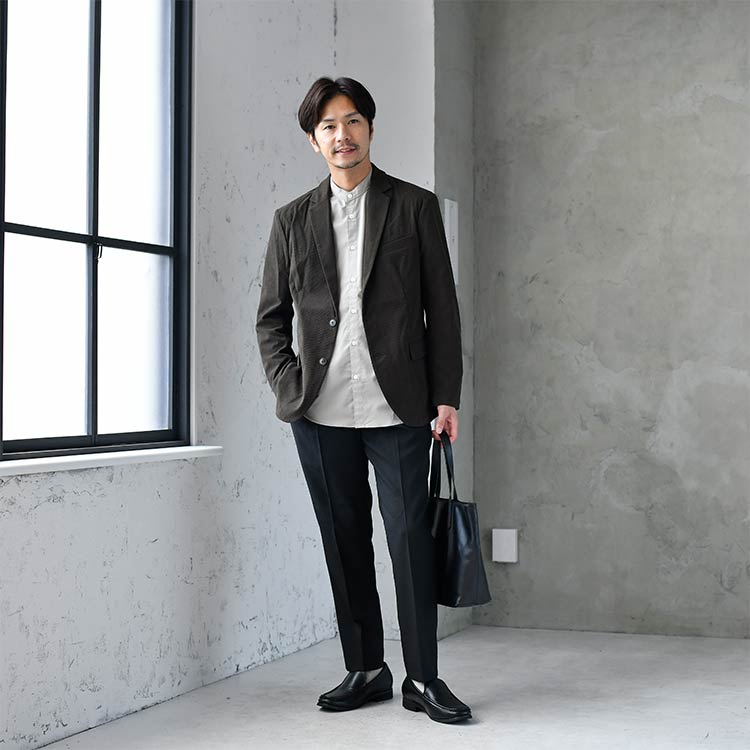 異素材で違いを出したコーデ