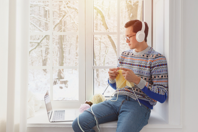 音楽を聴く男性