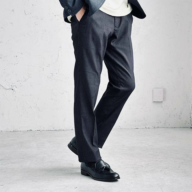 テーパードパンツを履いた男性