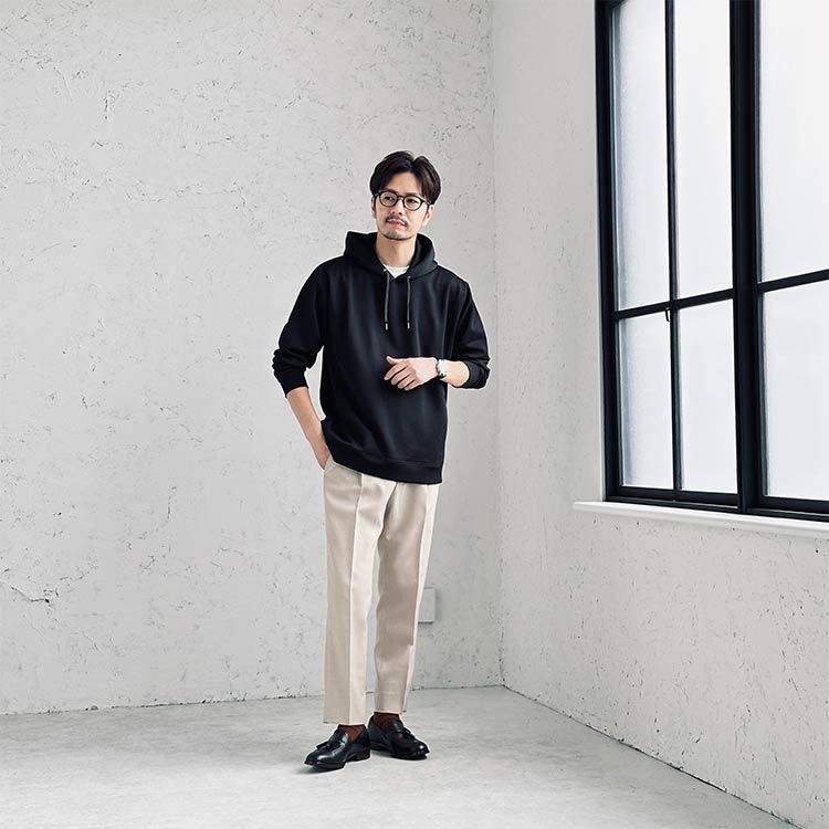 ブラックの大人のスウェット キレイめプルパーカーを着用したおすすめのメンズコーデ