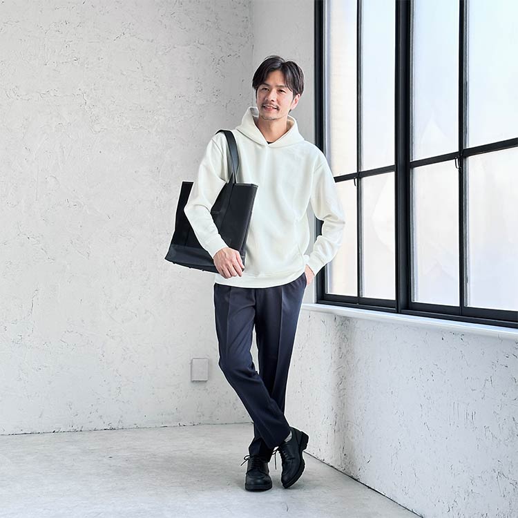 オシャレ度がアップする白パーカーコーデ2