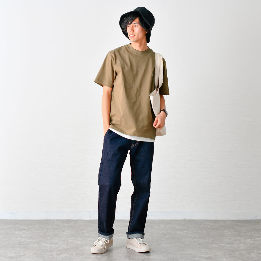 ベージュスニーカーを使ったメンズコーデ