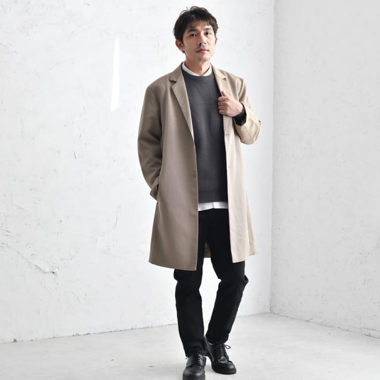 暖かみのある色味のコートを、シックな印象で着こなしたキレイめコーデ。
