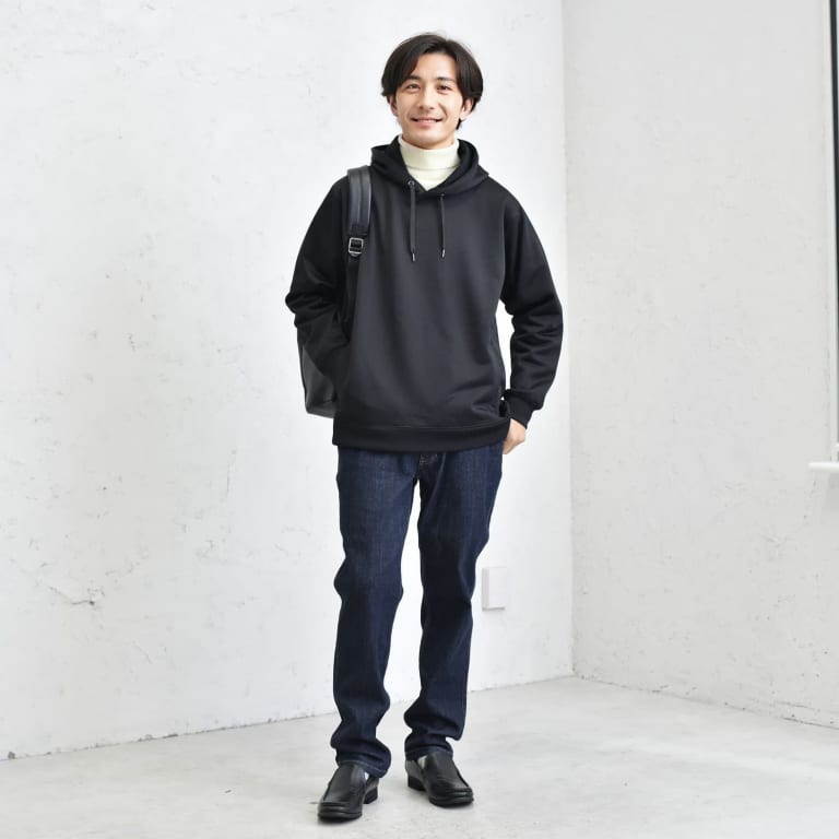 モノトーンでまとめた、キレイめな印象のパーカーコーデ。