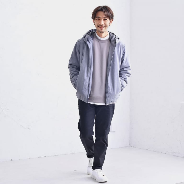トレーナーとシャツのタッグで清潔感を与える