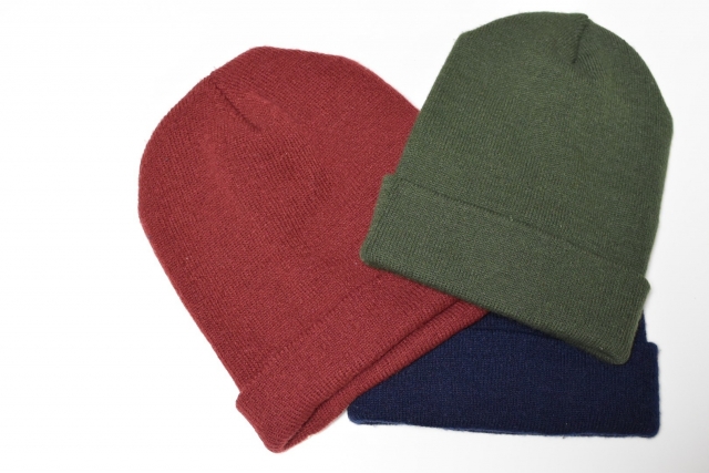 赤、グリーン、ネイビー3種類のニット帽