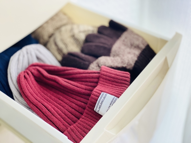 タンスの中に入ったニット帽