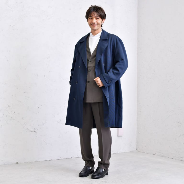 ネイビー×ブラウンが好印象な、ライトなオフィススタイル。