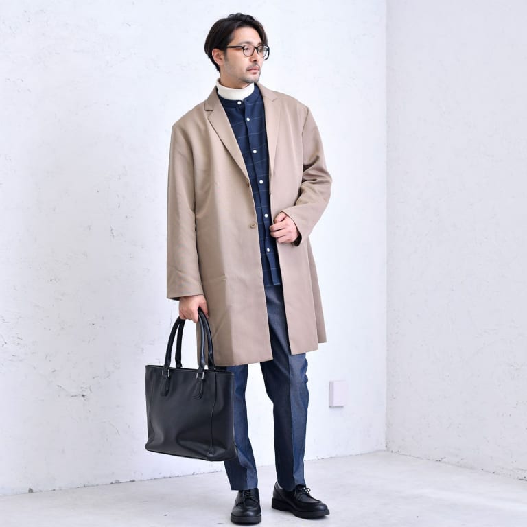 おしゃれな防寒には、シャツとニットの重ね着がポイント。