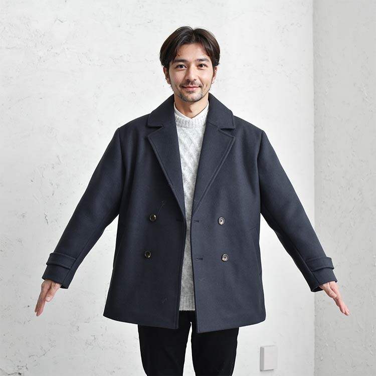 Pコートを着た男性