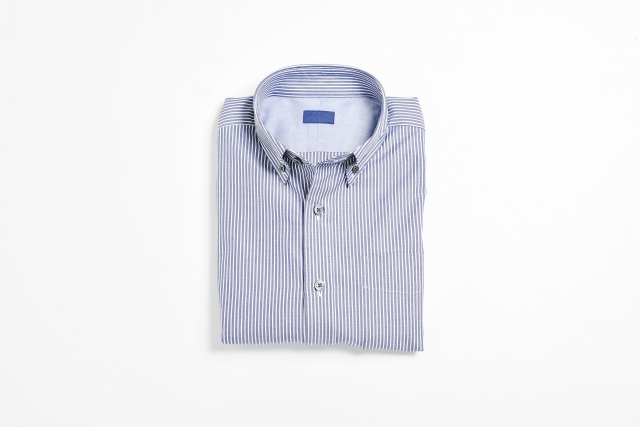 ボタンダウンシャツの襟元