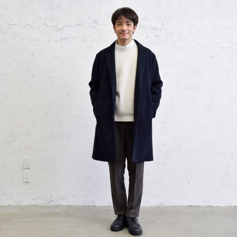 ネイビー×ブラウンでマイルドにまとめた、定番キレイめコーデ。