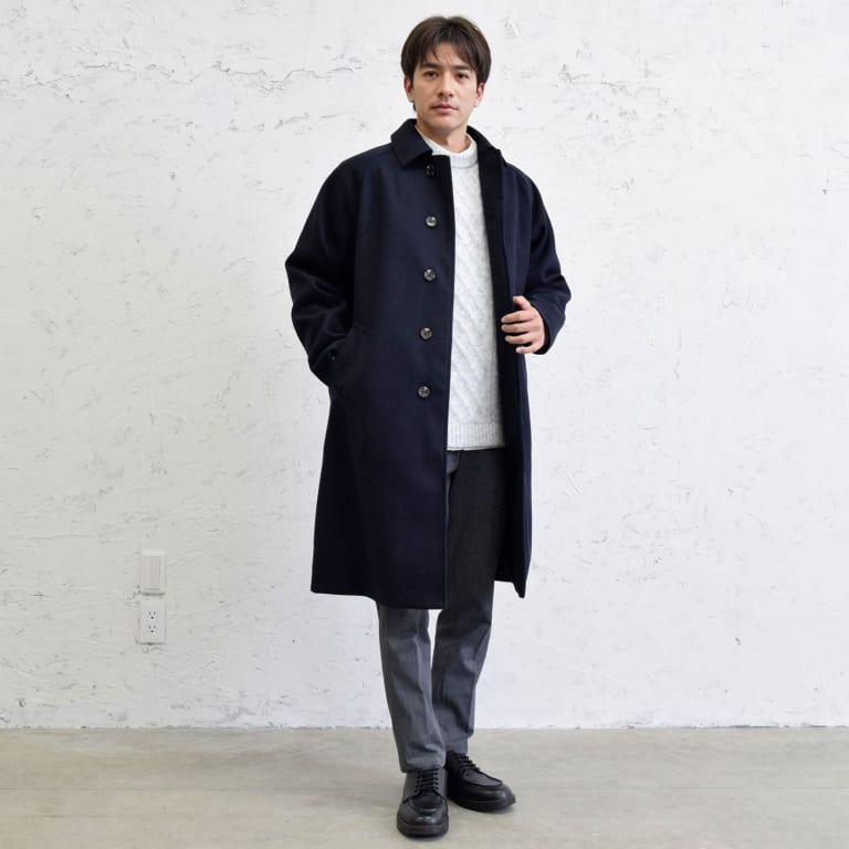編み柄が特徴のニットを、キレイめに着こなした大人カジュアルコーデ。
