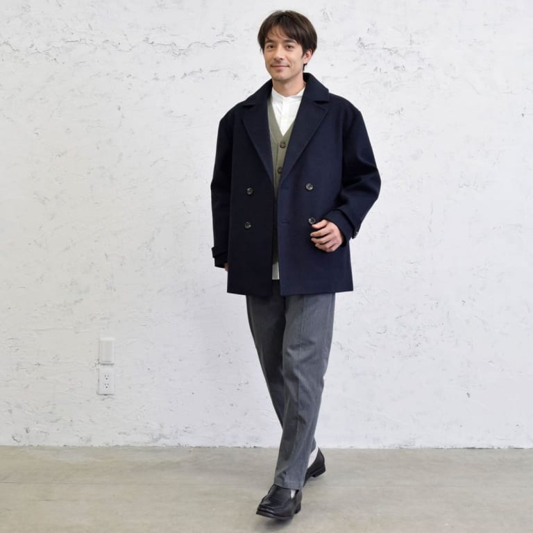 グリーンのカーディガンを活かした、清涼感のあるコーデ。