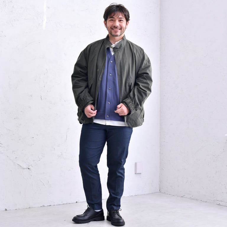 差し色で遊ぶ、大人のカジュアルコーデ。
