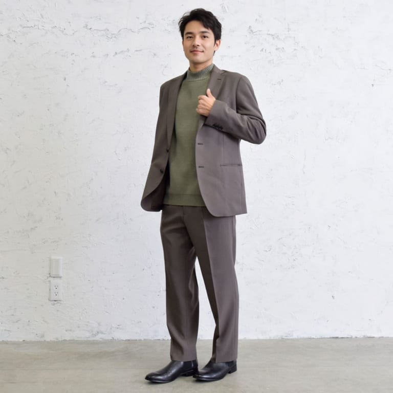 柔らかな色合いが絶妙な、定番セットアップコーデ。