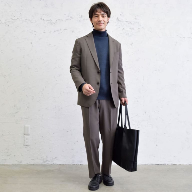 定番セットアップは、シックな色味で着こなして。