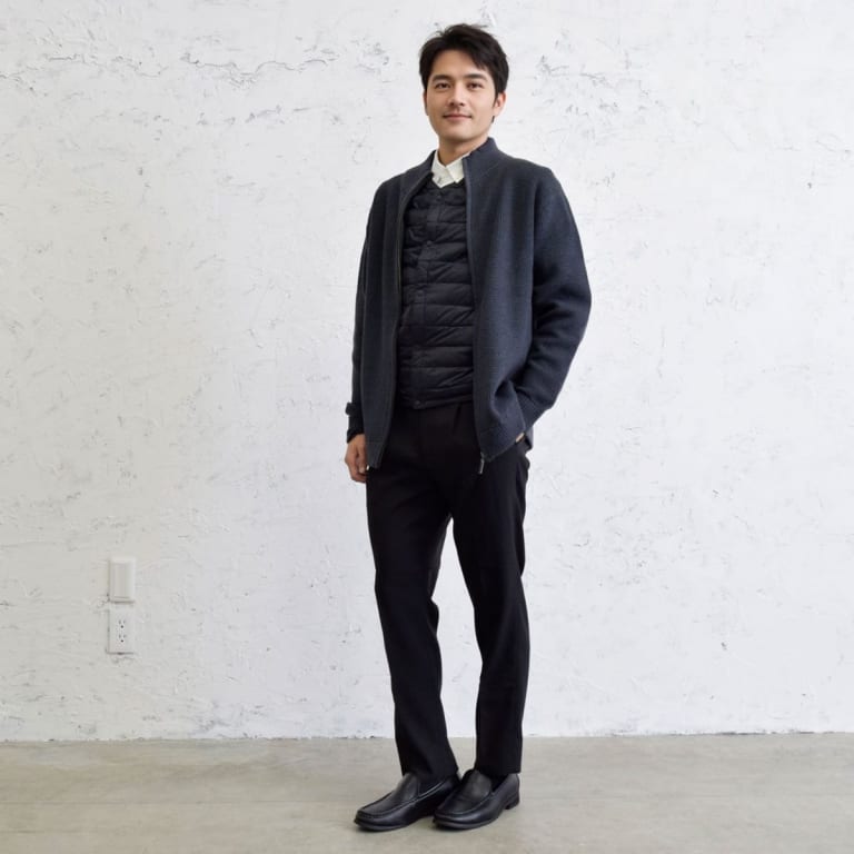 ニットとベストの重ね着で、防寒にも軽快感を。