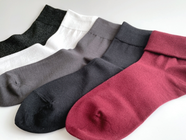 落ち着いた大人っぽいカラーの靴下