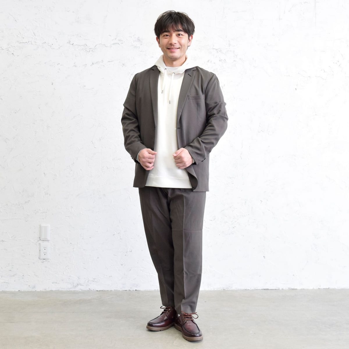 白パーカーを使ったメンズコーデ